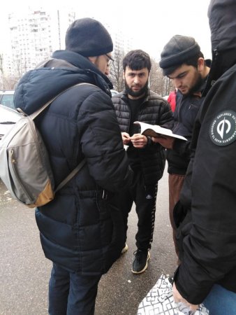 В канун Нового года миссионеры одного из московских храмов вышли на уличную проповедь мигрантам