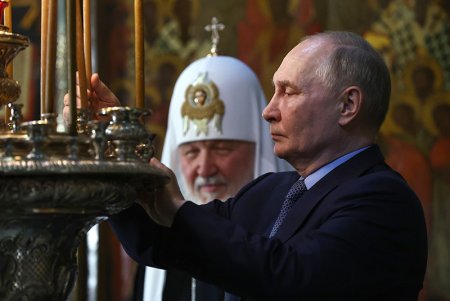 Владимир Путин посетил Троице-Сергиеву лавру, где поклонился иконе «Троица» Рублева