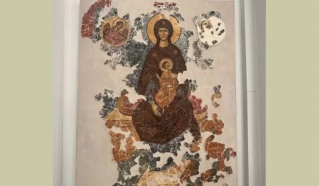 Икона Богородицы, восстановленная из сотен осколков, вновь в Новгороде