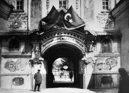 В Киеве отмечают советский праздник — столетие со дня осквернения Киево-Печерской лавры