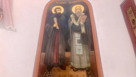 В болгарском монастыре мироточит фреска свв. Климента и Наума Охридских