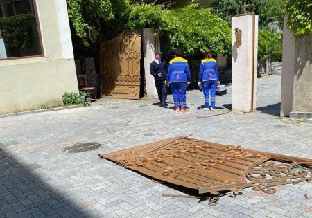 В Тбилиси автомобиль снес шлагбаум и ограждение Патриархии