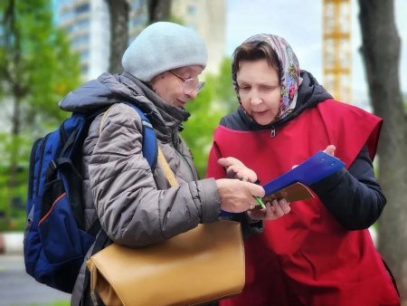 «Рядом с метро мы ставим самовар. Приносим книги, листовки…» Как действуют миссионеры из школы «Сеятель» в Строгино