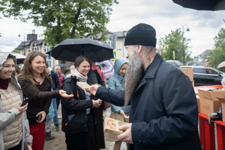 Блинная гора Сергиева Посада стала местом поздравления с праздником Святой Троицы.