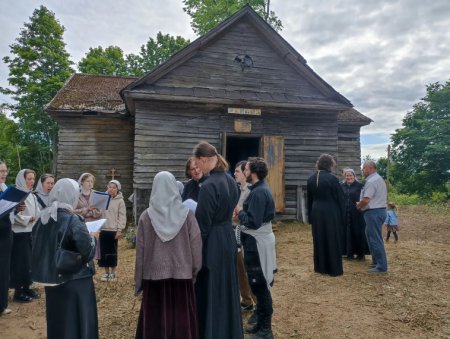 Волонтеры со всей России спасают деревянный храм в Псковской области