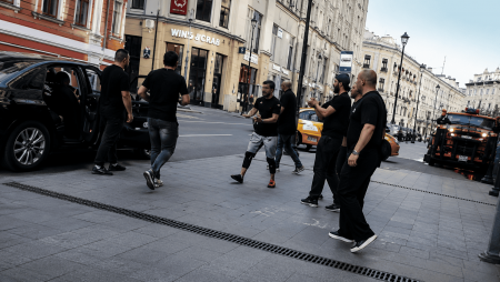 Танцевавших лезгинку у храма в центре Москвы оштрафовали