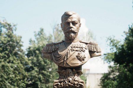 В Самаре открыли памятник-бюст царю-мученику Николаю II