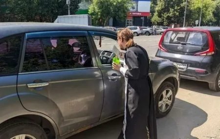 В Москве священник окропил святой водой машины в очереди на АЗС