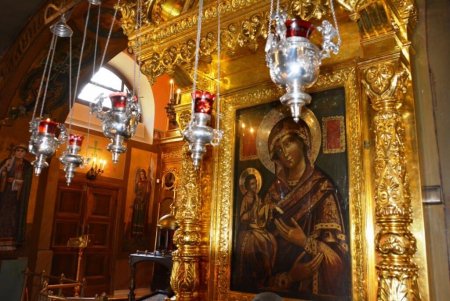 Православные празднуют память иконы Божией Матери «Троеручица»