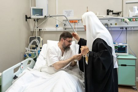 Патриарх Кирилл навестил раненого митрополита Митрофана в больнице
