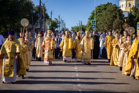В Элисте прошли торжества в честь 80-летия явления Христа Спасителя