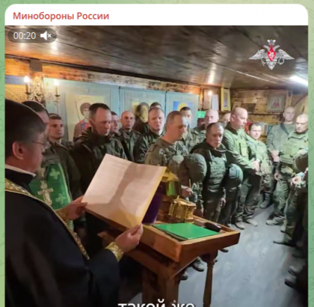 Бойцы в зоне СВО крестились после молебна с мощами князя Дмитрия Донского