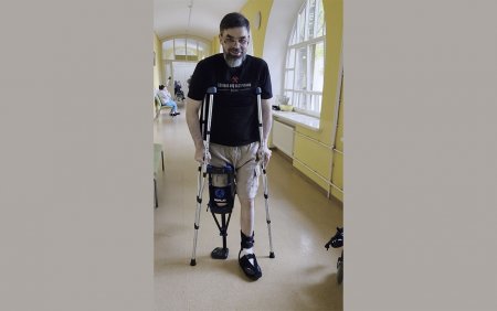 Митрополит Горловский Митрофан впервые после ранения встал на ноги