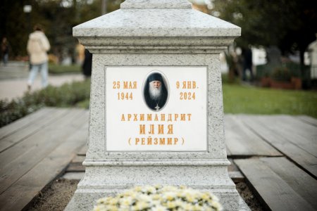 В Свято-Троицкой Сергиевой Лавре установили надгробие на месте захоронения известного духовника и проповедника наших дней архимандрита Илии (Рейзмира)