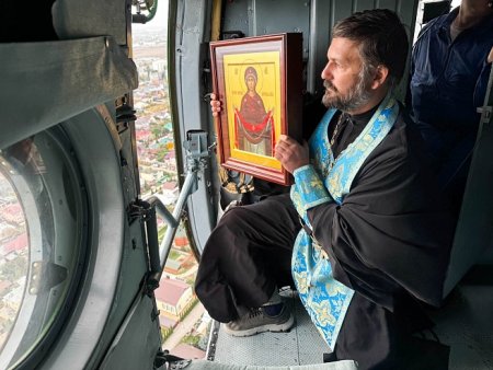 Священники на вертолете совершили крестный ход над Энгельсом